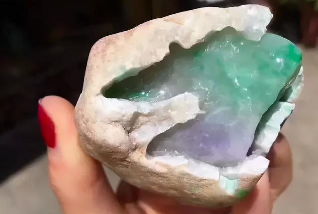 翡翠手饰原石视频,翡翠原石比成品贵-第7张图片-翡翠网