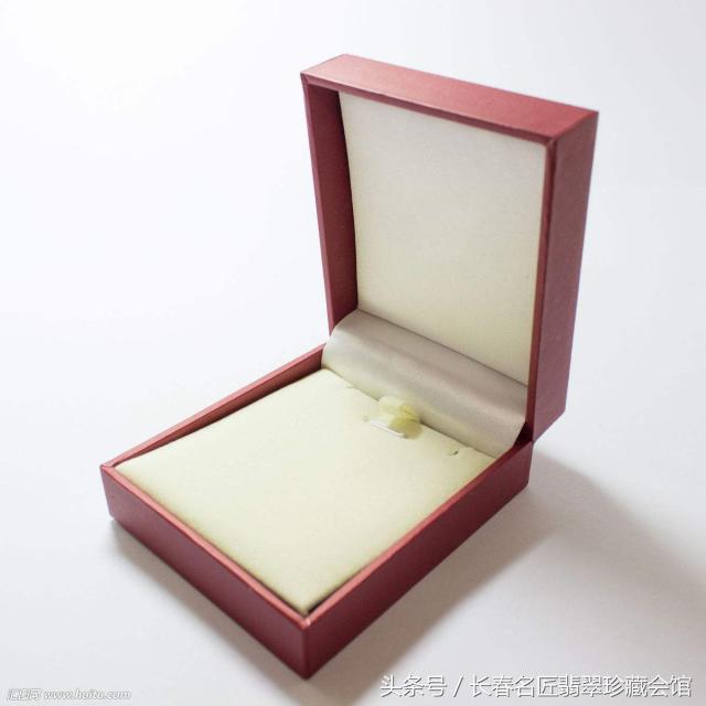 翡翠手镯可以放玻璃杯吗翡翠手镯放盐水泡好吗-第7张图片-翡翠网 翡翠手镯可以放玻璃杯吗翡翠手镯放盐水泡好吗-第7张图片-翡翠网