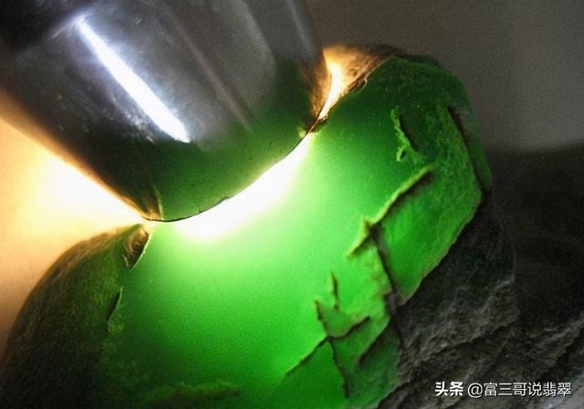 如何挑选翡翠原石翡翠鉴别最简单方法水泡-第1张图片-翡翠网 如何挑选翡翠原石翡翠鉴别最简单方法水泡-第1张图片-翡翠网