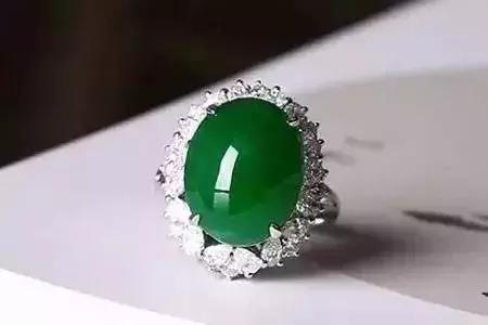 翡翠手镯会发紫色,紫色的玉镯是什么玉-第1张图片-翡翠网 翡翠手镯会发紫色,紫色的玉镯是什么玉-第1张图片-翡翠网