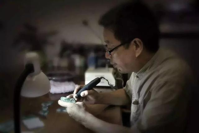 翡翠手镯会发紫色,紫色的玉镯是什么玉-第2张图片-翡翠网 翡翠手镯会发紫色,紫色的玉镯是什么玉-第2张图片-翡翠网