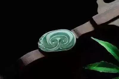 翡翠手镯会发紫色,紫色的玉镯是什么玉-第3张图片-翡翠网 翡翠手镯会发紫色,紫色的玉镯是什么玉-第3张图片-翡翠网