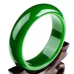 翡翠手镯会发紫色,紫色的玉镯是什么玉-第8张图片-翡翠网 翡翠手镯会发紫色,紫色的玉镯是什么玉-第8张图片-翡翠网