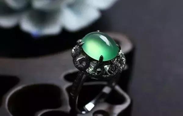 翡翠手镯会发紫色,紫色的玉镯是什么玉-第9张图片-翡翠网 翡翠手镯会发紫色,紫色的玉镯是什么玉-第9张图片-翡翠网