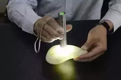 翡翠手镯会发紫色,紫色的玉镯是什么玉-第11张图片-翡翠网 翡翠手镯会发紫色,紫色的玉镯是什么玉-第11张图片-翡翠网