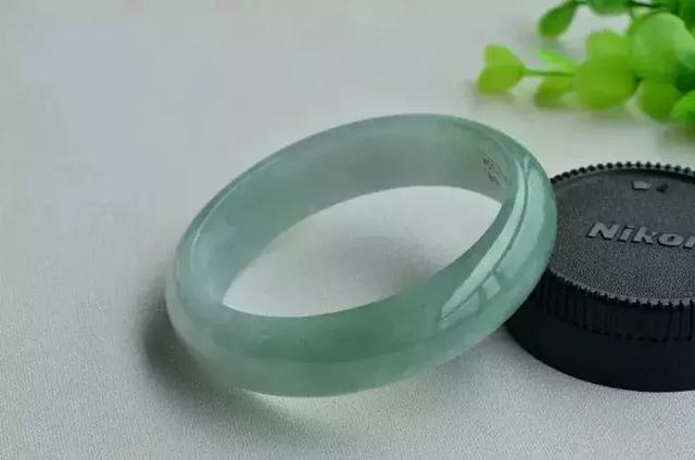 翡翠手镯会发紫色,紫色的玉镯是什么玉-第15张图片-翡翠网 翡翠手镯会发紫色,紫色的玉镯是什么玉-第15张图片-翡翠网