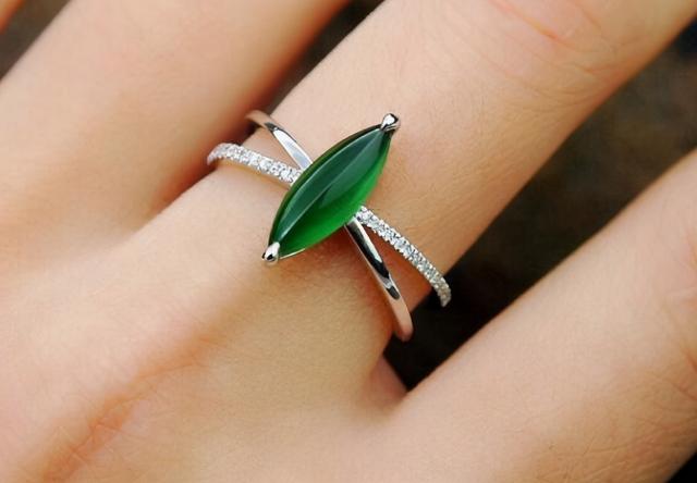 绿翡翠手镯品种,翡翠手镯种类-第1张图片-翡翠网 绿翡翠手镯品种,翡翠手镯种类-第1张图片-翡翠网