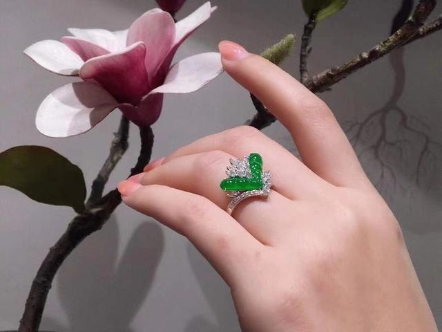 绿翡翠手镯品种,翡翠手镯种类-第8张图片-翡翠网 绿翡翠手镯品种,翡翠手镯种类-第8张图片-翡翠网