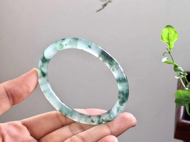 一千多能买到A货翡翠手镯吗3万的糯种翡翠手镯-第2张图片-翡翠网 一千多能买到A货翡翠手镯吗3万的糯种翡翠手镯-第2张图片-翡翠网