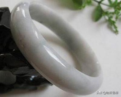 100万左右冰种翡翠手镯,无色冰种翡翠价格-第3张图片-翡翠网 100万左右冰种翡翠手镯,无色冰种翡翠价格-第3张图片-翡翠网