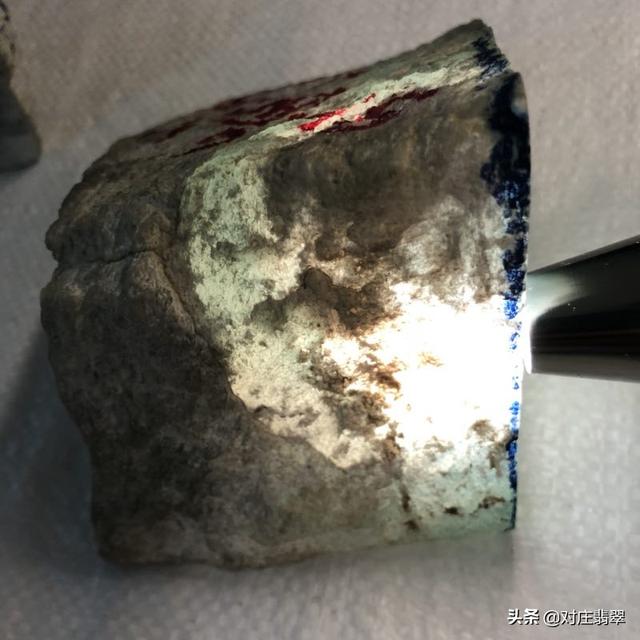 翡翠原石做假翡翠原石造假打孔查料-第3张图片-翡翠网 翡翠原石做假翡翠原石造假打孔查料-第3张图片-翡翠网