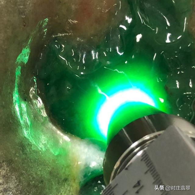 翡翠原石做假翡翠原石造假打孔查料-第13张图片-翡翠网 翡翠原石做假翡翠原石造假打孔查料-第13张图片-翡翠网