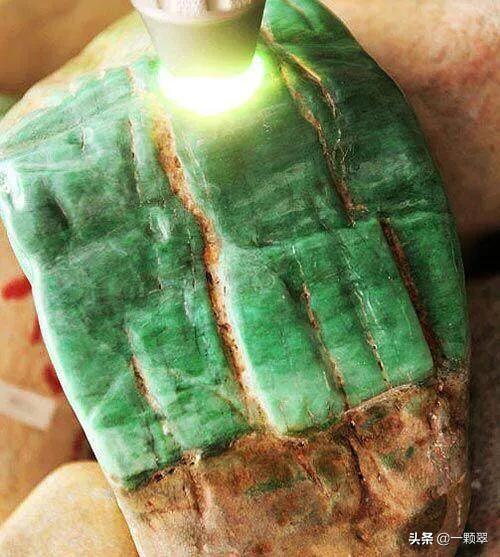 翡翠原石叫什么,豆腐翡翠原石-第4张图片-翡翠网 翡翠原石叫什么,豆腐翡翠原石-第4张图片-翡翠网