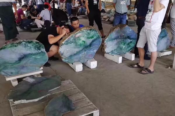 十亿的翡翠原石48亿翡翠原石-第1张图片-翡翠网 十亿的翡翠原石48亿翡翠原石-第1张图片-翡翠网