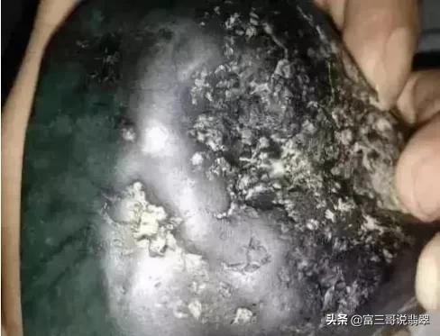 油皮会卡水翻沙翡翠原石特点小块翡翠原石怎么处理-第4张图片-翡翠网 油皮会卡水翻沙翡翠原石特点小块翡翠原石怎么处理-第4张图片-翡翠网