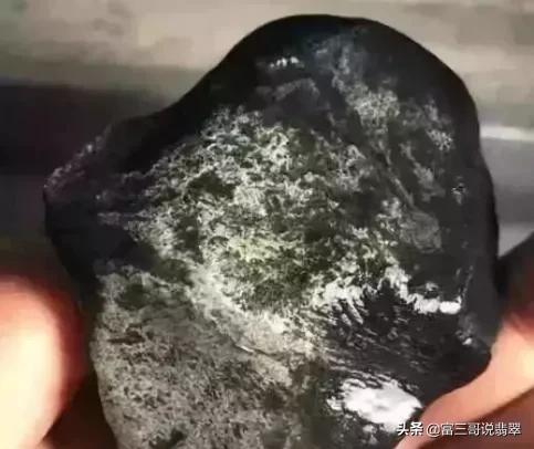 油皮会卡水翻沙翡翠原石特点小块翡翠原石怎么处理-第8张图片-翡翠网 油皮会卡水翻沙翡翠原石特点小块翡翠原石怎么处理-第8张图片-翡翠网