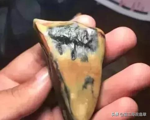 油皮会卡水翻沙翡翠原石特点小块翡翠原石怎么处理-第11张图片-翡翠网 油皮会卡水翻沙翡翠原石特点小块翡翠原石怎么处理-第11张图片-翡翠网