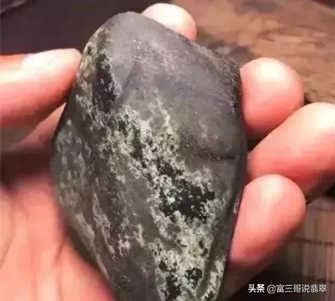 油皮会卡水翻沙翡翠原石特点小块翡翠原石怎么处理-第15张图片-翡翠网 油皮会卡水翻沙翡翠原石特点小块翡翠原石怎么处理-第15张图片-翡翠网