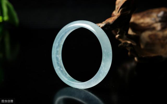 翡翠手镯洗碗可以吗翡翠手镯接触肥皂-第3张图片-翡翠网 翡翠手镯洗碗可以吗翡翠手镯接触肥皂-第3张图片-翡翠网