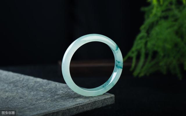 翡翠手镯洗碗可以吗翡翠手镯接触肥皂-第4张图片-翡翠网 翡翠手镯洗碗可以吗翡翠手镯接触肥皂-第4张图片-翡翠网