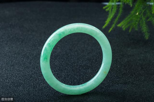 翡翠手镯洗碗可以吗翡翠手镯接触肥皂-第5张图片-翡翠网 翡翠手镯洗碗可以吗翡翠手镯接触肥皂-第5张图片-翡翠网