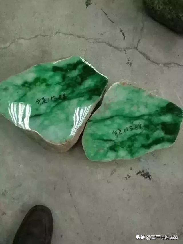 翡翠原石的价位,翡翠原石赌手镯-第2张图片-翡翠网 翡翠原石的价位,翡翠原石赌手镯-第2张图片-翡翠网