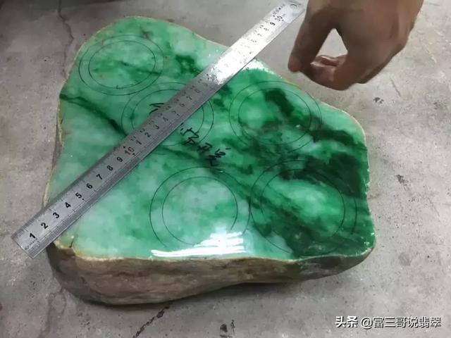 翡翠原石的价位,翡翠原石赌手镯-第4张图片-翡翠网 翡翠原石的价位,翡翠原石赌手镯-第4张图片-翡翠网