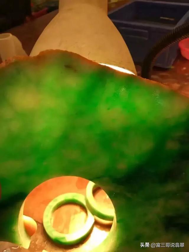 翡翠原石的价位,翡翠原石赌手镯-第6张图片-翡翠网 翡翠原石的价位,翡翠原石赌手镯-第6张图片-翡翠网