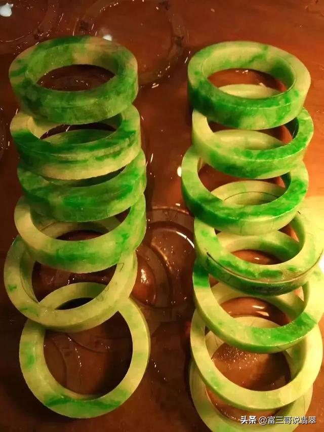 翡翠原石的价位,翡翠原石赌手镯-第8张图片-翡翠网 翡翠原石的价位,翡翠原石赌手镯-第8张图片-翡翠网