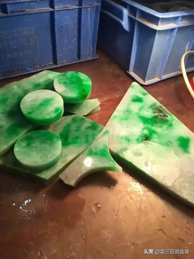 翡翠原石的价位,翡翠原石赌手镯-第9张图片-翡翠网 翡翠原石的价位,翡翠原石赌手镯-第9张图片-翡翠网