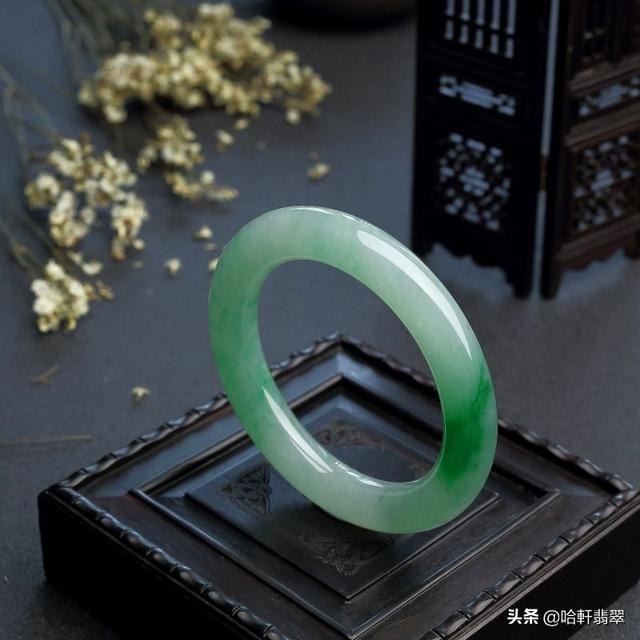 翡翠手镯3万,2万的翡翠手镯-第2张图片-翡翠网 翡翠手镯3万,2万的翡翠手镯-第2张图片-翡翠网