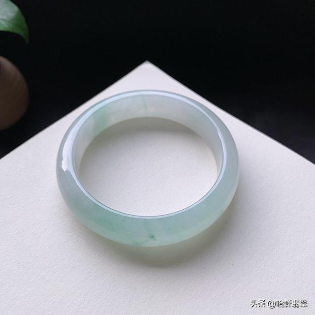 翡翠手镯3万,2万的翡翠手镯-第9张图片-翡翠网 翡翠手镯3万,2万的翡翠手镯-第9张图片-翡翠网