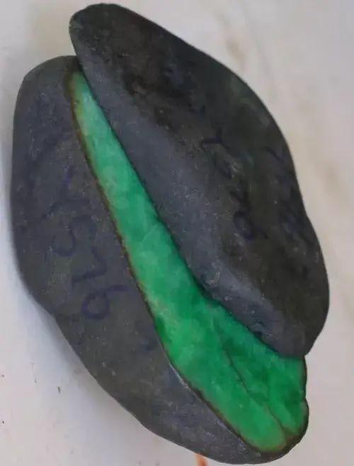 晴水料翡翠原石假皮,晴水料和蓝水料翡翠区别-第4张图片-翡翠网 晴水料翡翠原石假皮,晴水料和蓝水料翡翠区别-第4张图片-翡翠网