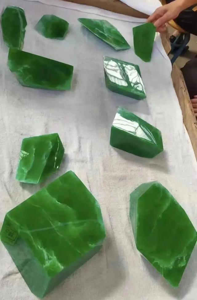 关于玉石翡翠新安玉石翡翠原石-第9张图片-翡翠网 关于玉石翡翠新安玉石翡翠原石-第9张图片-翡翠网