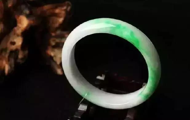 翡翠半绿半白,白绿翡翠价格-第6张图片-翡翠网 翡翠半绿半白,白绿翡翠价格-第6张图片-翡翠网