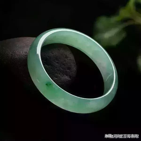 翡翠戴久了变化过程图翡翠不适合什么人戴-第13张图片-翡翠网 翡翠戴久了变化过程图翡翠不适合什么人戴-第13张图片-翡翠网