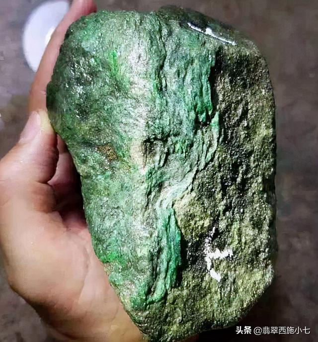 鉴定翡翠原石最好方法,翡翠原石产地是哪里-第6张图片-翡翠网 鉴定翡翠原石最好方法,翡翠原石产地是哪里-第6张图片-翡翠网