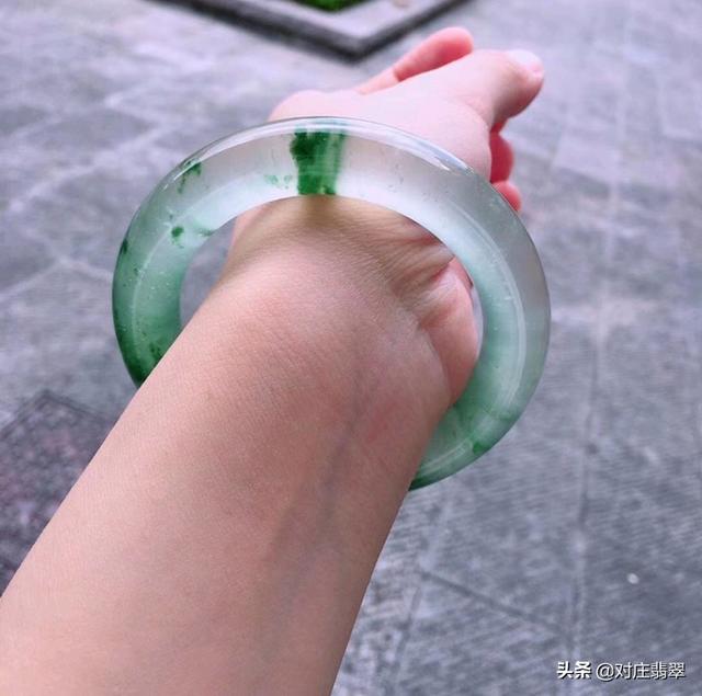 冰种翡翠现在什么价位,翡翠冰种飘花原石-第3张图片-翡翠网 冰种翡翠现在什么价位,翡翠冰种飘花原石-第3张图片-翡翠网