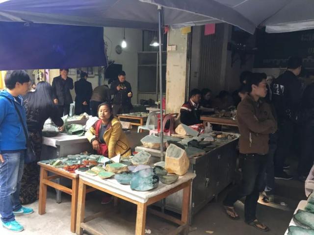 翡翠手镯多少钱,老凤祥价值两亿元翡翠手镯-第1张图片-翡翠网 翡翠手镯多少钱,老凤祥价值两亿元翡翠手镯-第1张图片-翡翠网