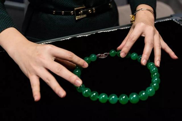 翡翠手镯多少钱,老凤祥价值两亿元翡翠手镯-第3张图片-翡翠网 翡翠手镯多少钱,老凤祥价值两亿元翡翠手镯-第3张图片-翡翠网