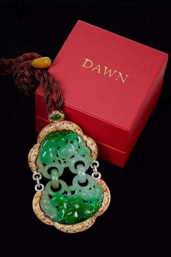 翡翠手镯多少钱,老凤祥价值两亿元翡翠手镯-第20张图片-翡翠网 翡翠手镯多少钱,老凤祥价值两亿元翡翠手镯-第20张图片-翡翠网