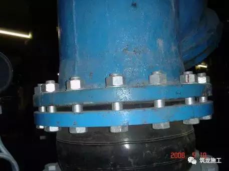 买的翡翠原石有刺鼻味,酸洗翡翠原石图例-第2张图片-翡翠网 买的翡翠原石有刺鼻味,酸洗翡翠原石图例-第2张图片-翡翠网