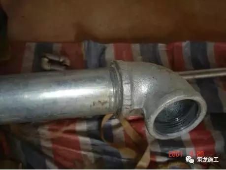 买的翡翠原石有刺鼻味,酸洗翡翠原石图例-第4张图片-翡翠网 买的翡翠原石有刺鼻味,酸洗翡翠原石图例-第4张图片-翡翠网