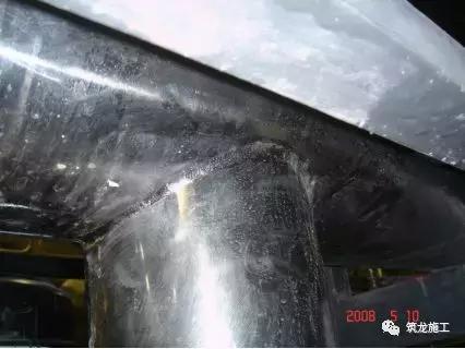 买的翡翠原石有刺鼻味,酸洗翡翠原石图例-第15张图片-翡翠网 买的翡翠原石有刺鼻味,酸洗翡翠原石图例-第15张图片-翡翠网