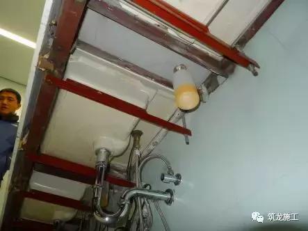 买的翡翠原石有刺鼻味,酸洗翡翠原石图例-第34张图片-翡翠网 买的翡翠原石有刺鼻味,酸洗翡翠原石图例-第34张图片-翡翠网