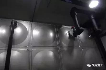 买的翡翠原石有刺鼻味,酸洗翡翠原石图例-第35张图片-翡翠网 买的翡翠原石有刺鼻味,酸洗翡翠原石图例-第35张图片-翡翠网