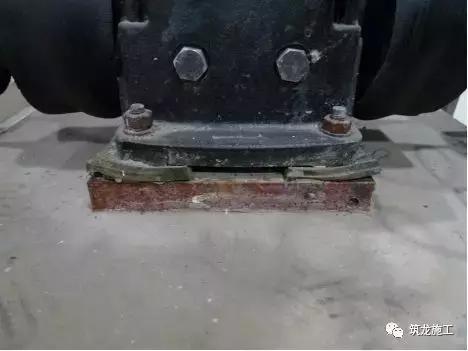 买的翡翠原石有刺鼻味,酸洗翡翠原石图例-第46张图片-翡翠网 买的翡翠原石有刺鼻味,酸洗翡翠原石图例-第46张图片-翡翠网