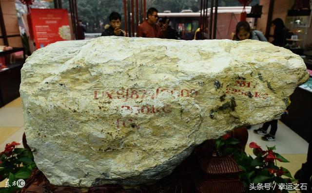 翡翠原石开裂怎么鉴定,玉石翡翠原石-第4张图片-翡翠网 翡翠原石开裂怎么鉴定,玉石翡翠原石-第4张图片-翡翠网