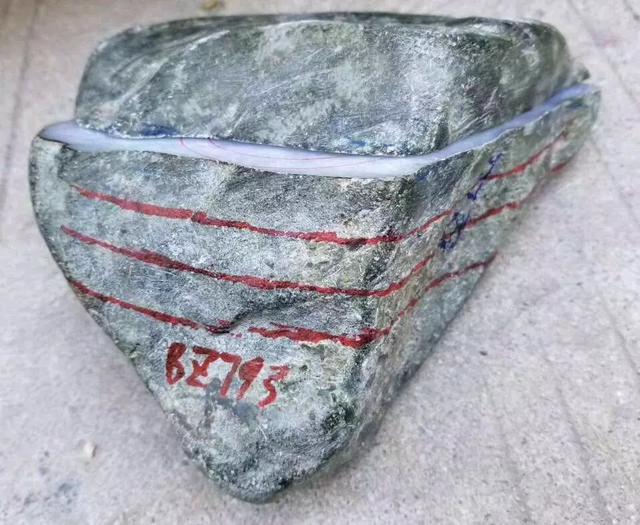 会卡翡翠原石怎么切开翡翠原石技巧-第1张图片-翡翠网 会卡翡翠原石怎么切开翡翠原石技巧-第1张图片-翡翠网