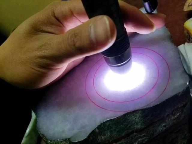 会卡翡翠原石怎么切开翡翠原石技巧-第4张图片-翡翠网 会卡翡翠原石怎么切开翡翠原石技巧-第4张图片-翡翠网